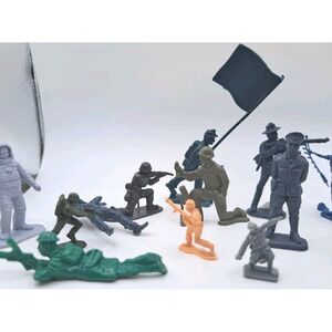Army Men Mixed Lot of Soldiers Plastic Figures Vintage Different Colors + Sizes